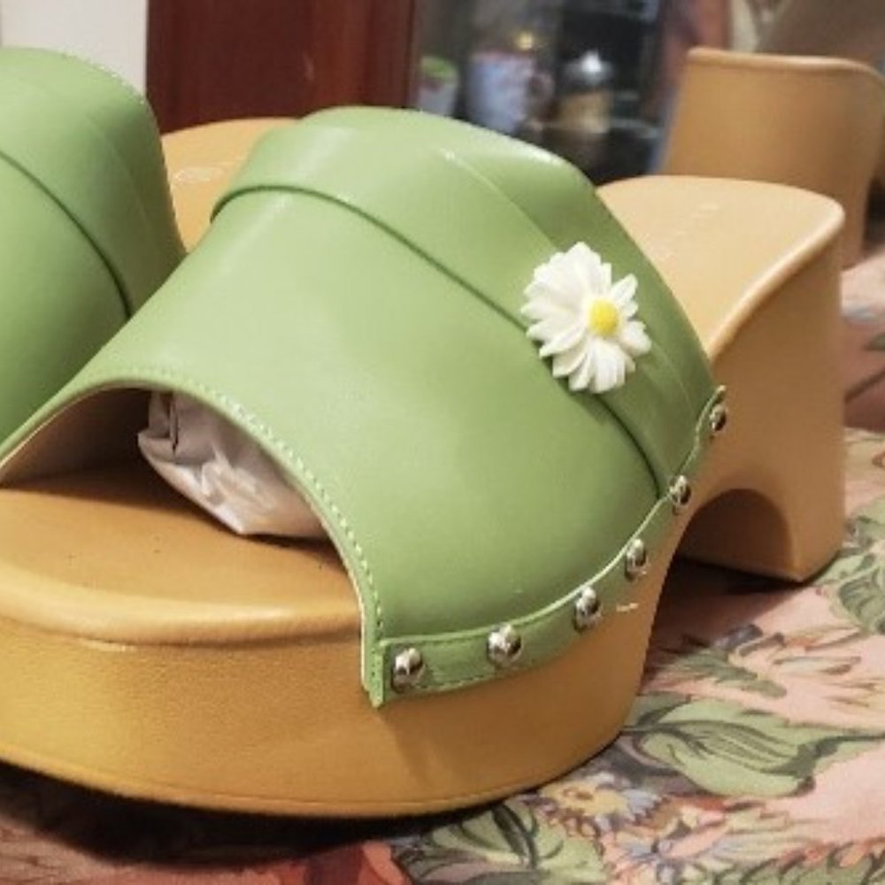 Daisy Street Light Green Clog - Picture 3 of 5